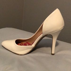 Juicy Couture white pump